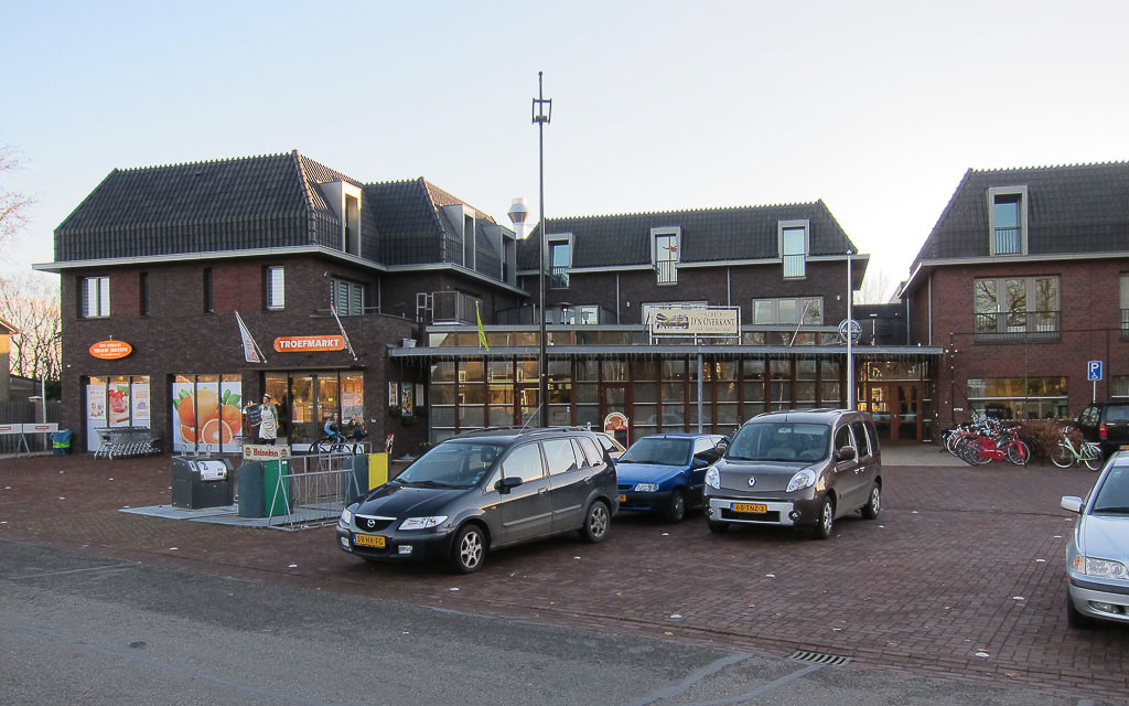 parkeerplaats, winkel en kulturhus afferden